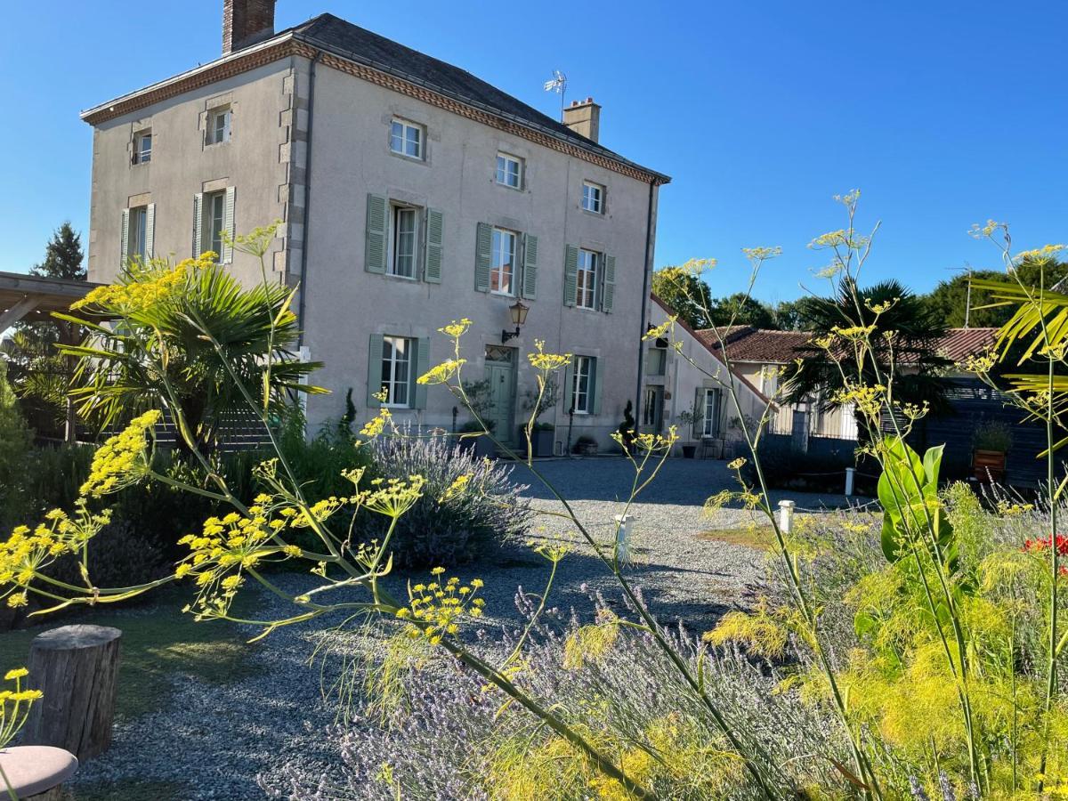 Maison Hirondelles Hotes Bed & Breakfast Mezieres-sur-Issoire Exterior photo