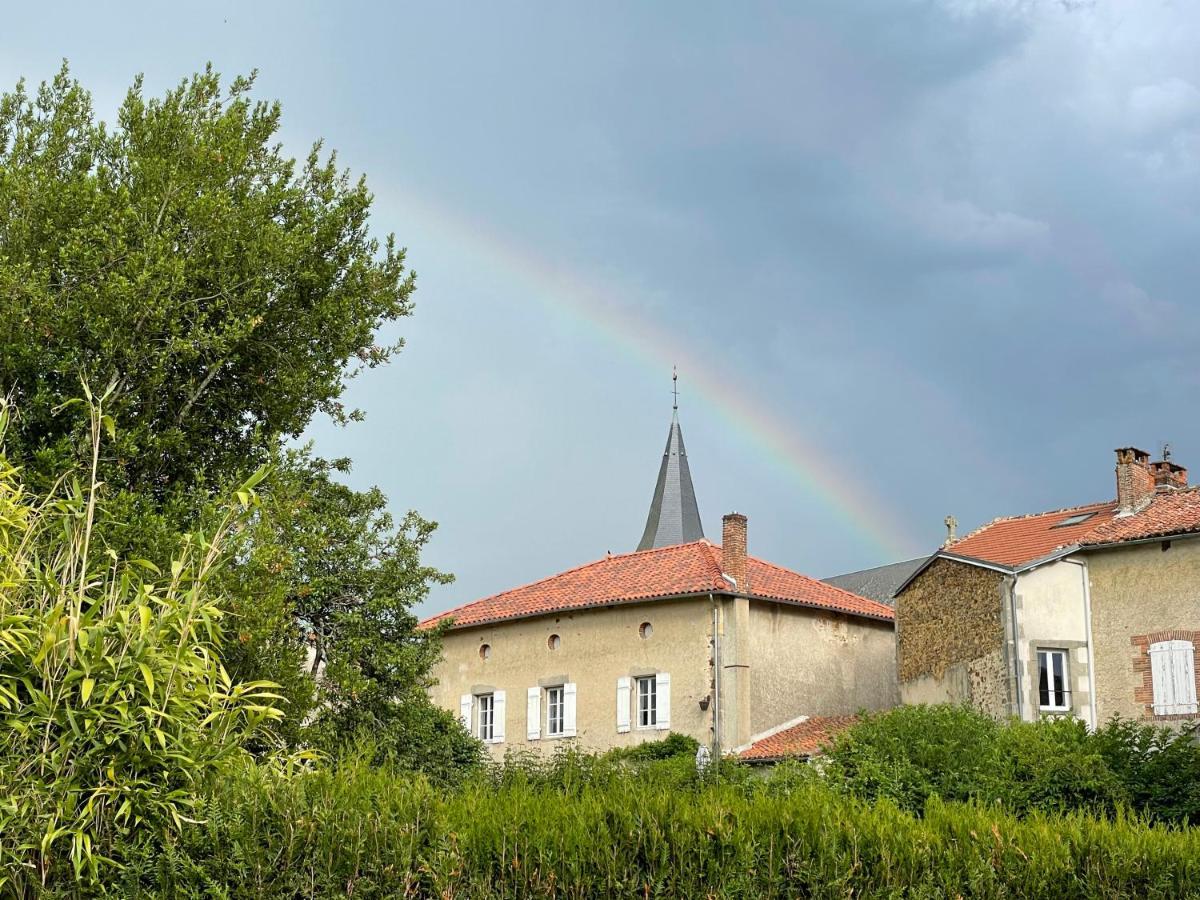 Maison Hirondelles Hotes Bed & Breakfast Mezieres-sur-Issoire Exterior photo